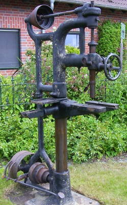 Standbohrer wird durch Dampfmaschine beim Schmiedefest angetrieben.