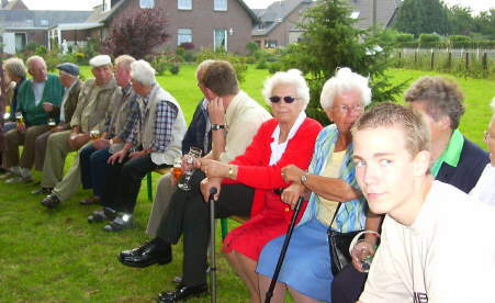Vorne rechts die Verwandschaft des Ehepaares Kemkes