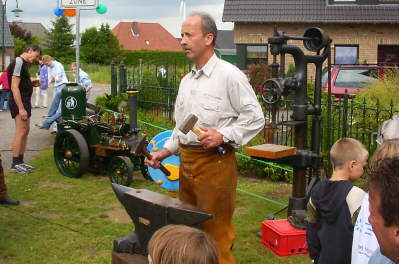 Richard Hartung schug am Amboss den Takt zur Amboss-Polka