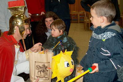 St. Martin �berreichte den Kleinkindern die gro�e T�te pers�nlich.
